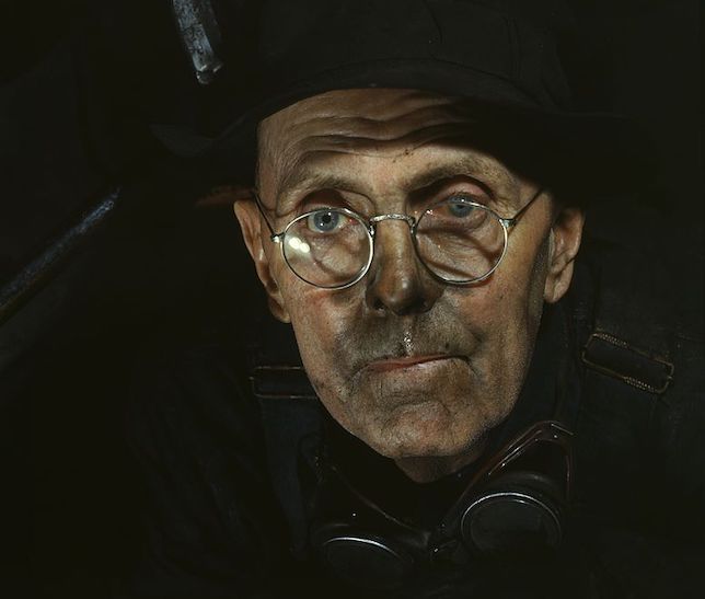 Boilermaker, Chicago roundhouse, 1943, photograph by Jack Delano