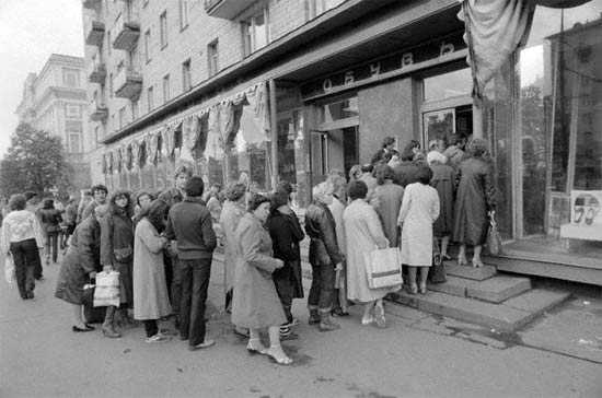 Queuing for shoes, 1983